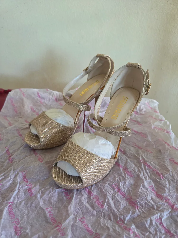 Dream Pairs Gold Heels - Size 6 image indicator(3)