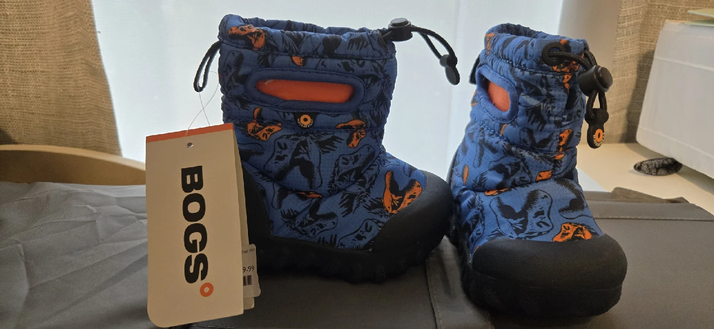 🥕 Brand new Bogs BMOC Snow Dino Boots - Size 5