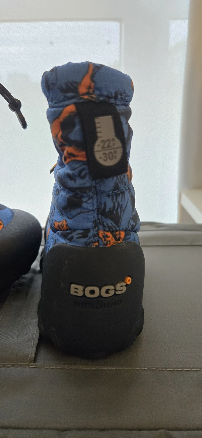 🥕 Brand new Bogs BMOC Snow Dino Boots - Size 5 - photo 2