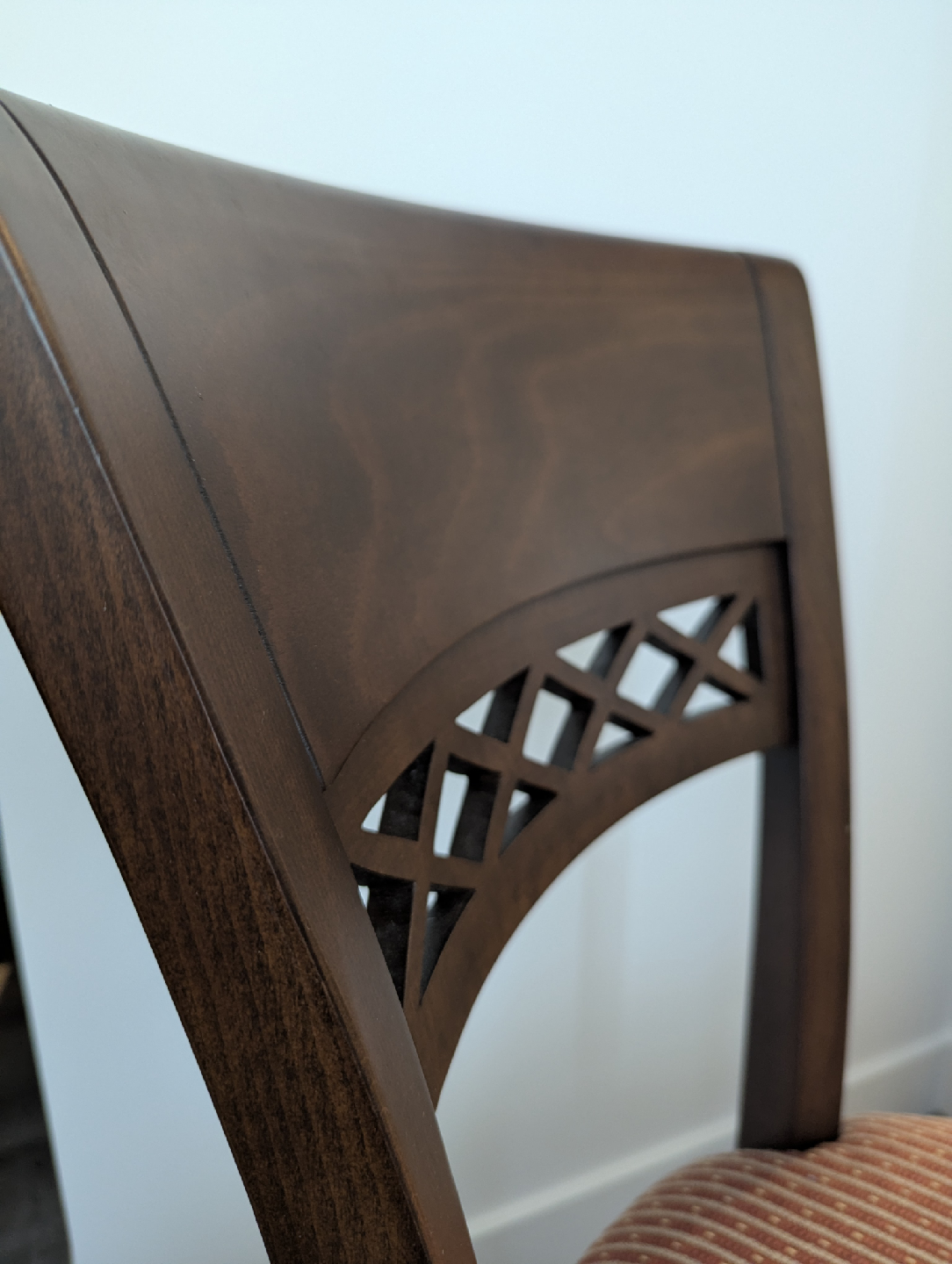 Like New-Set of 4 Solid Wood Formal Dining Chairs - photo 4