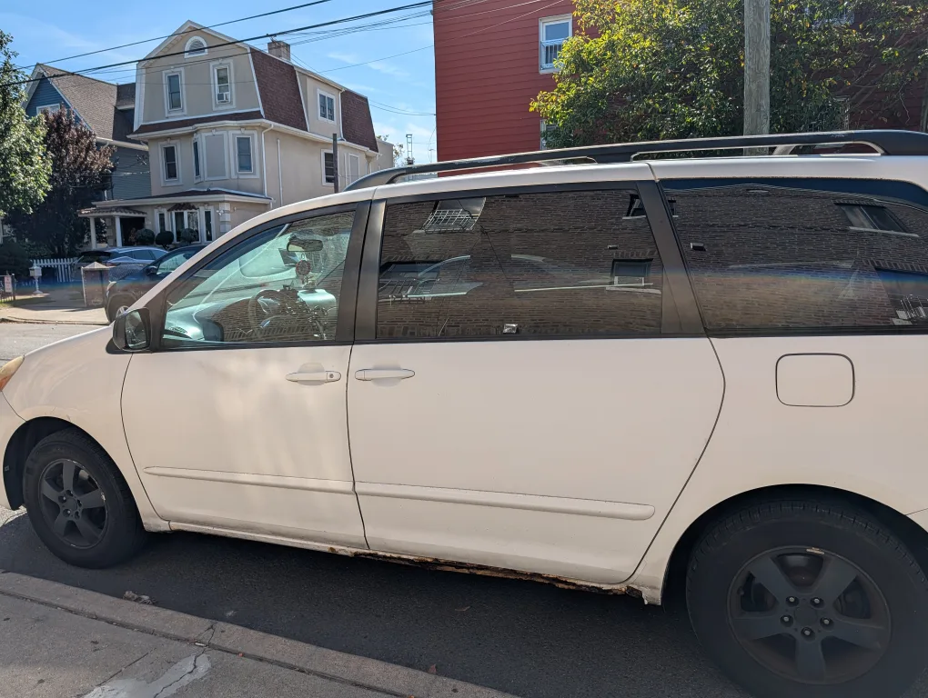 2009 Toyota Sienna LE minivan  - White image indicator(10)