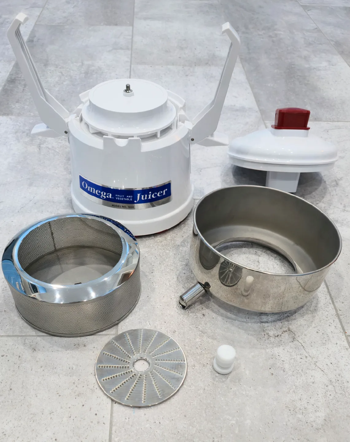 Omega Fruit & Vegetable Juicer Model 1000 image indicator(2)