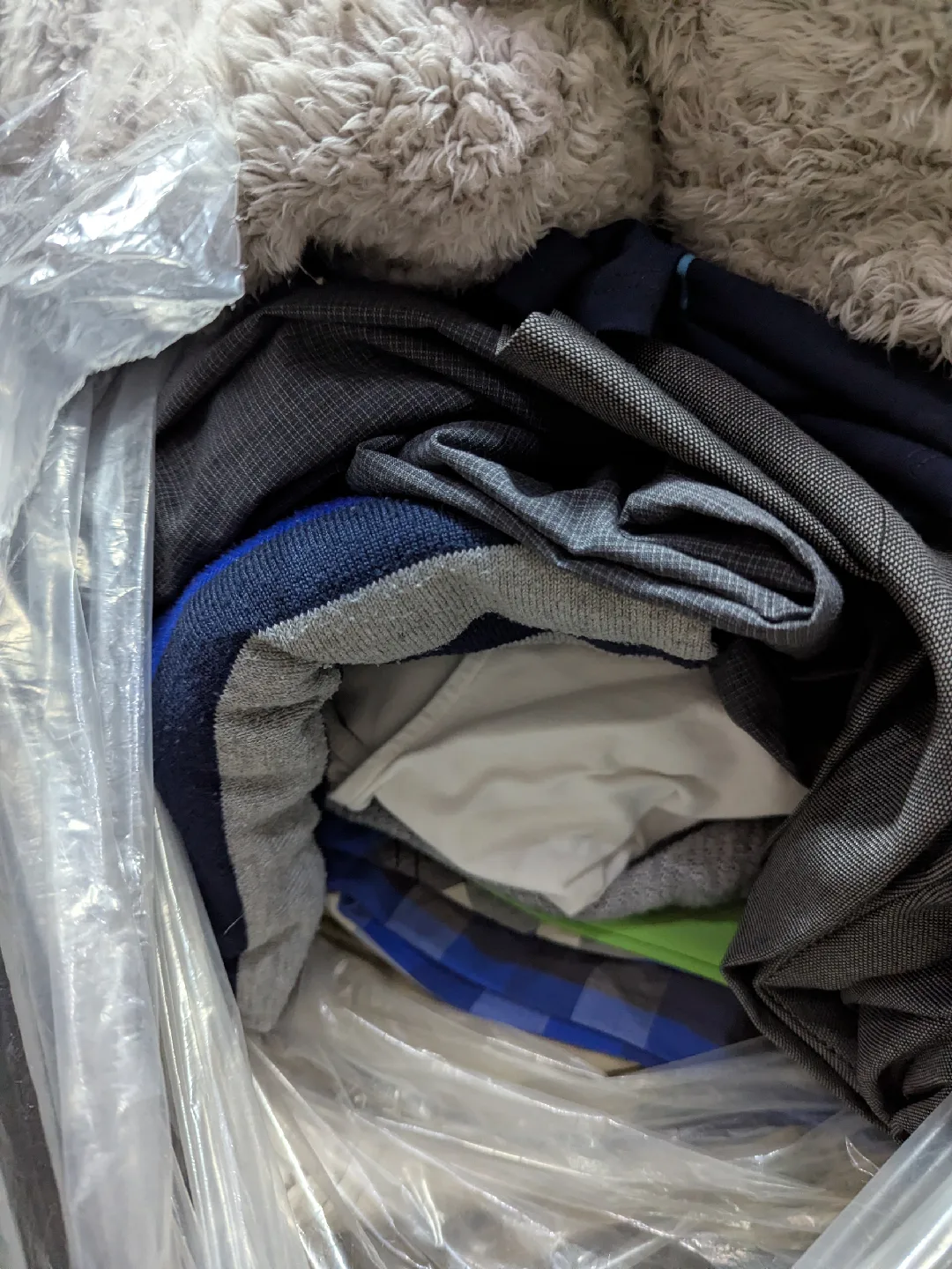 Bags of Clothes image indicator(3)