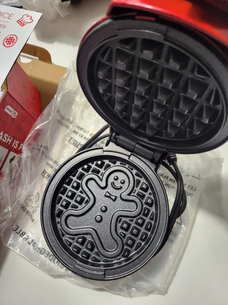 🥕 New Dash Gingerbread Man Mini Waffle Maker 🥕 image indicator(3)