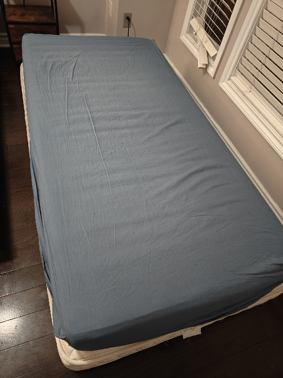 Twin Mattress with Clean cover - photo 2