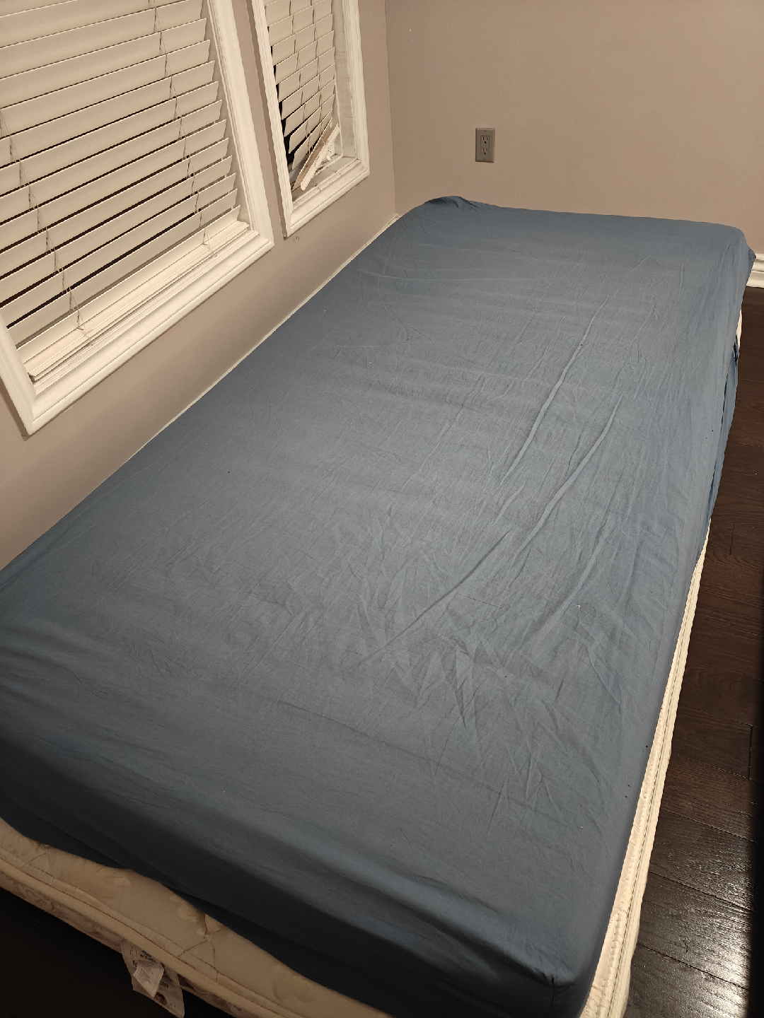 Twin Mattress with Clean cover - photo 3