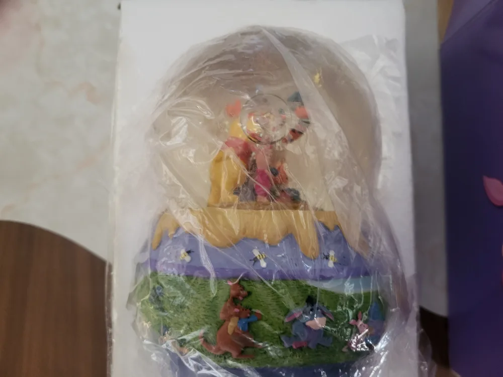 Disney Hallmark Pooh Waterglobe image indicator(2)