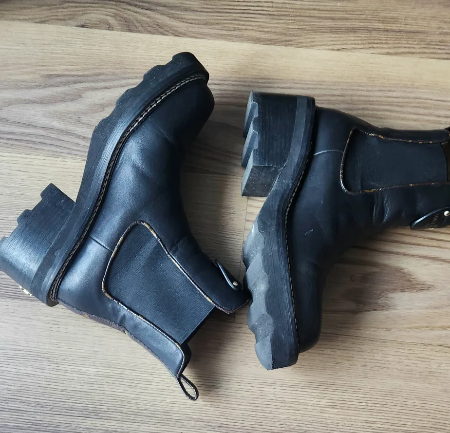 Louis Vuitton Black Leather Chelsea Boots SZ 6 image indicator(5)