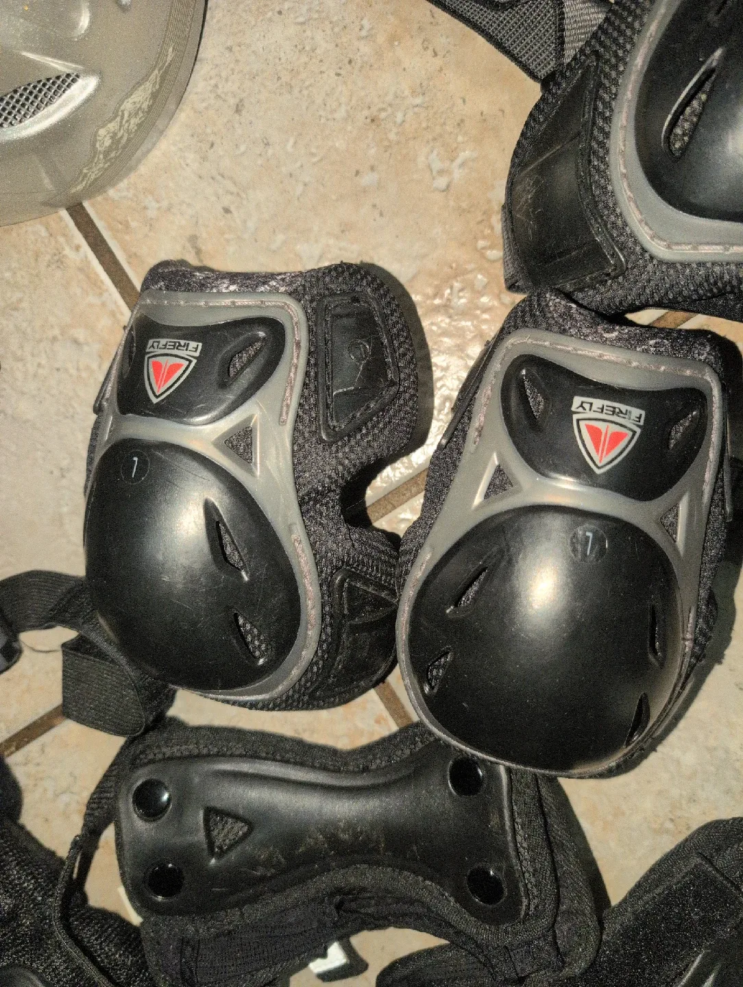 Firefly & Cooper Skateboard Protective Gear Set image indicator(2)