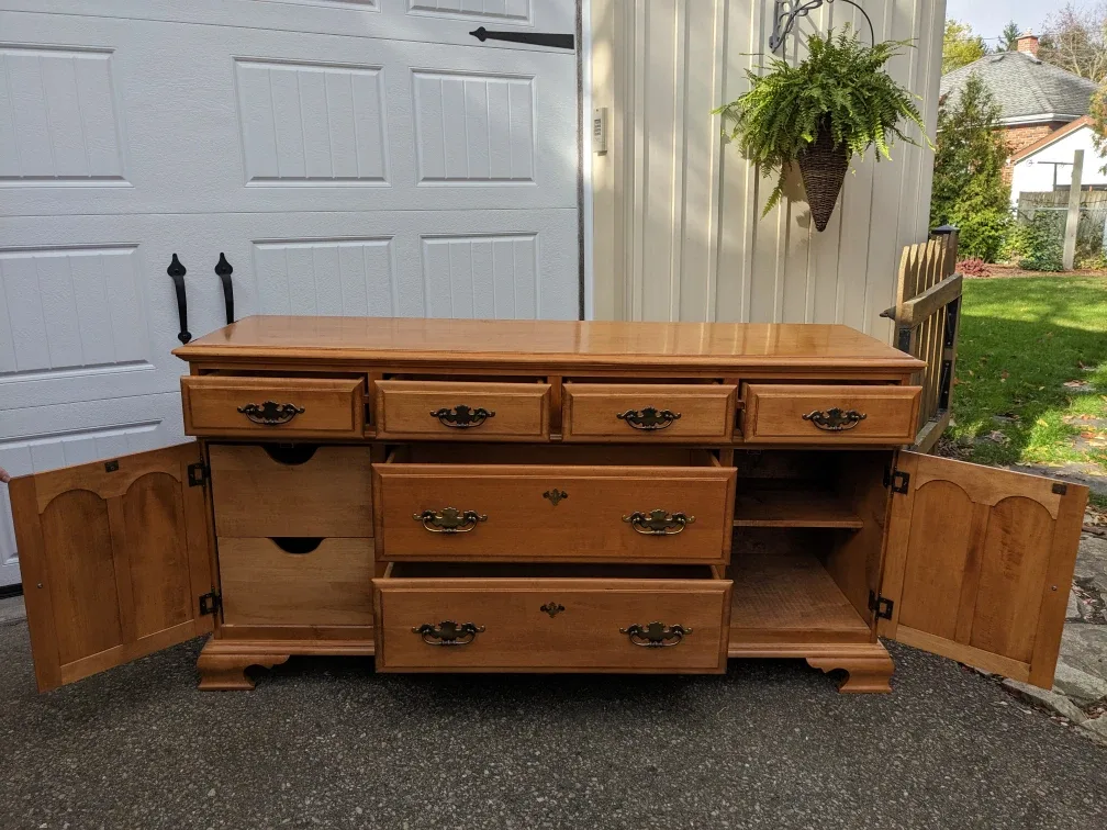 Roxton Dresser/Cabinet Combo in Solid Maple image indicator(10)