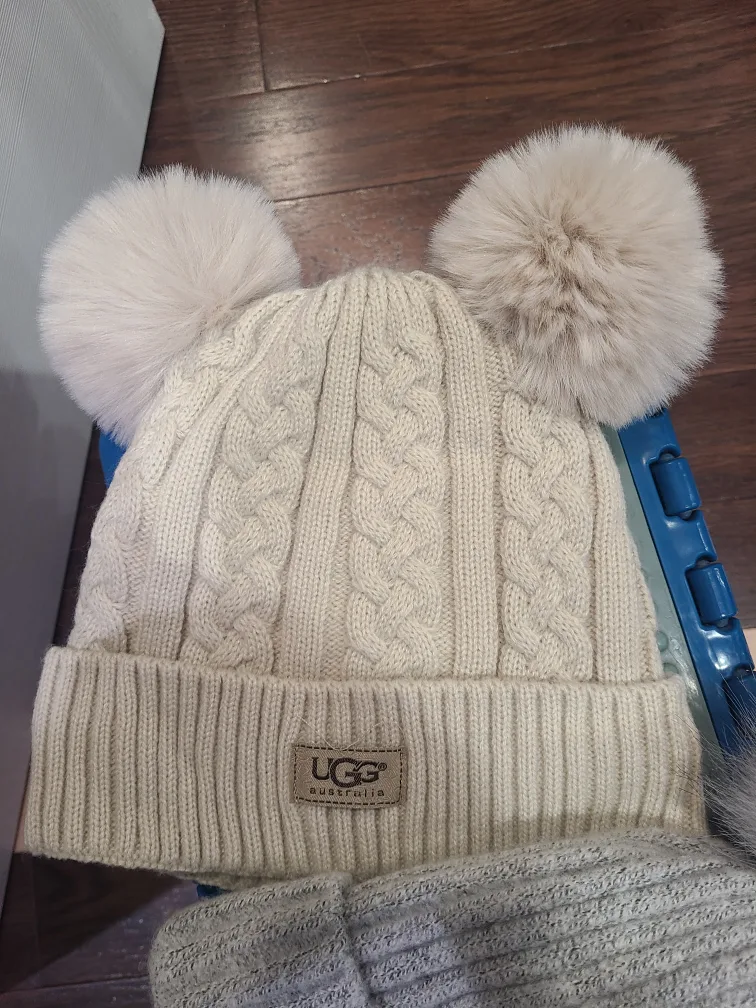 BRAND NEW - kids UGG Pom Pom Beanie Hat thumbnail