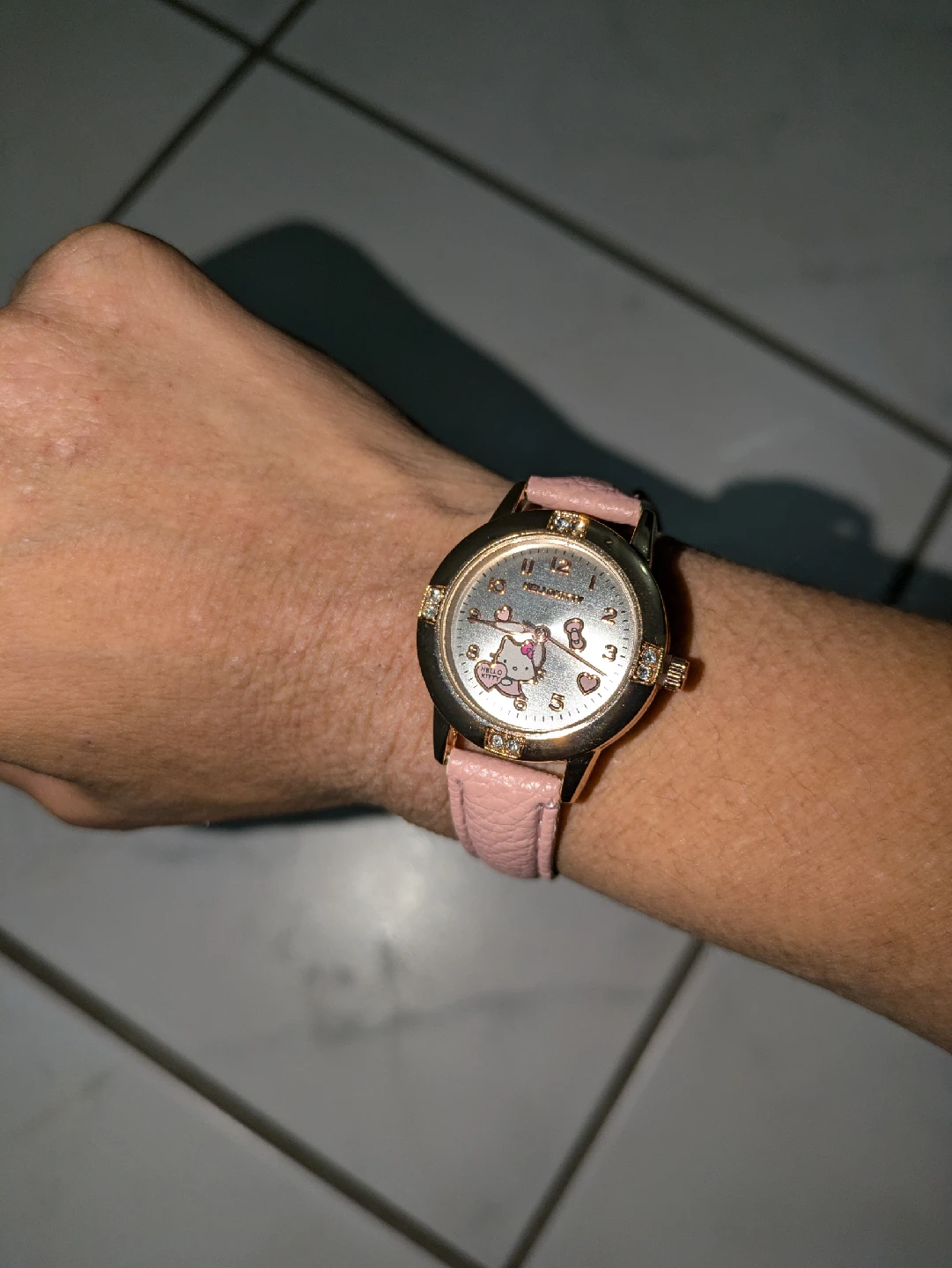 Brand new pink hello kitty watch (battery works) - photo 2