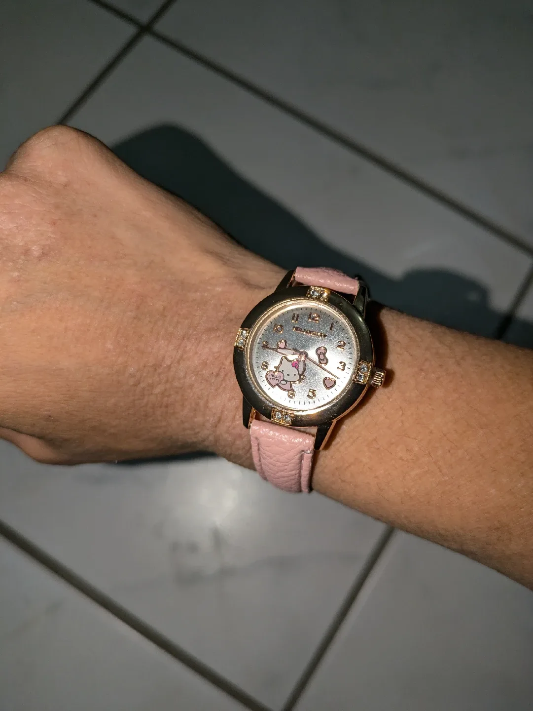 Brand new pink hello kitty watch (battery works) image indicator(2)