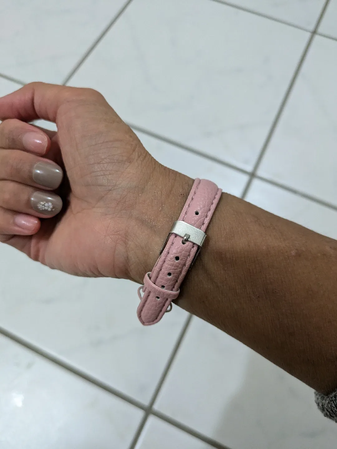 Brand new pink hello kitty watch (battery works) image indicator(4)