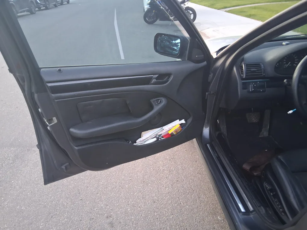 BMW 3 Series Sedan - Black image indicator(3)