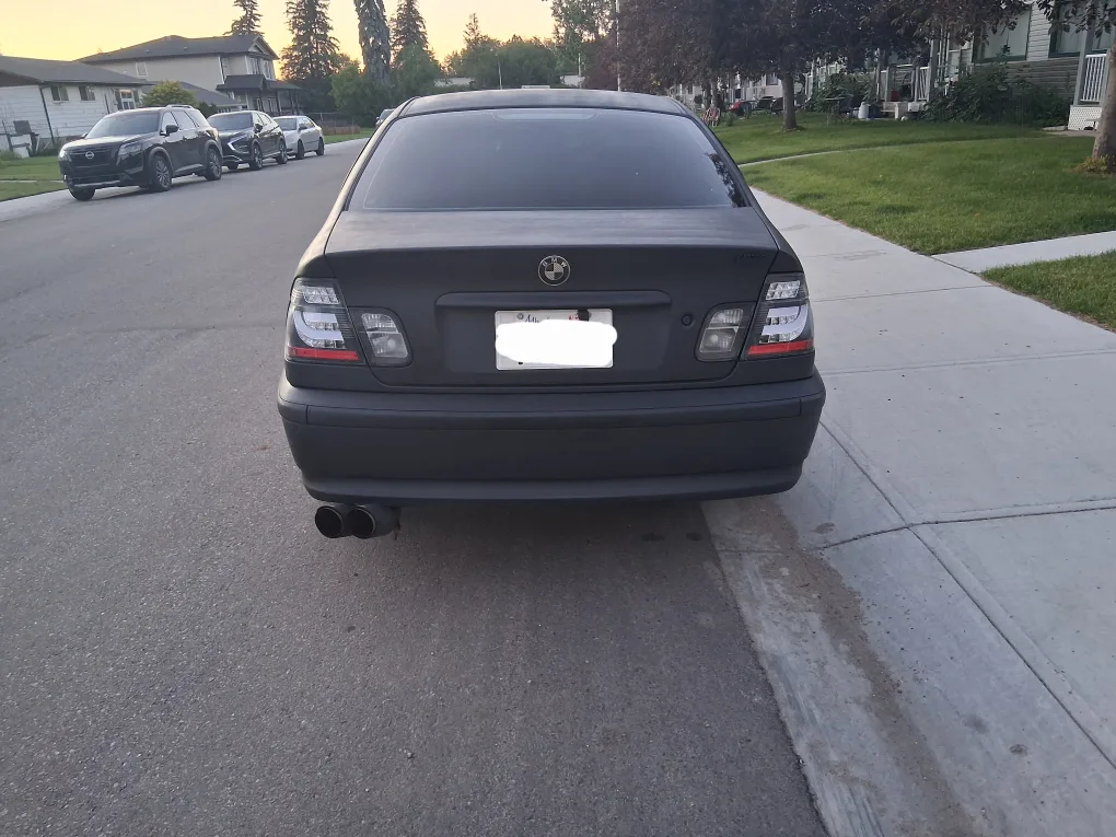 BMW 3 Series Sedan - Black image indicator(9)