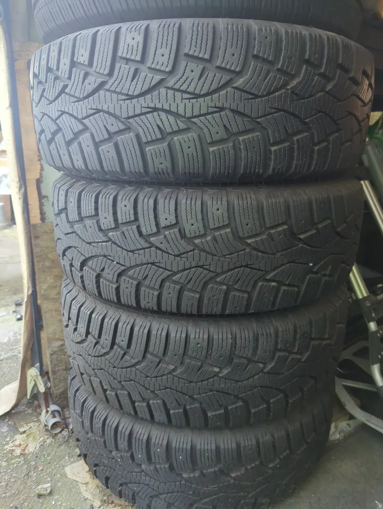 Set of 4 Winter Tires with rims image indicator(6)