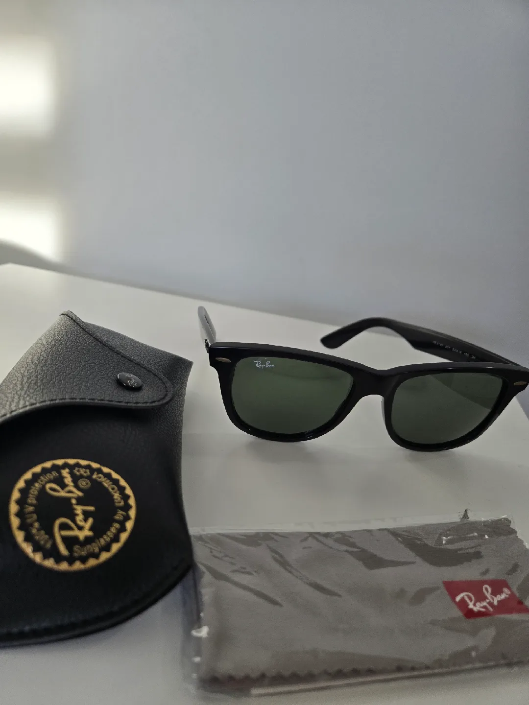 Ray-Ban Wayfarer Sunglasses with Case image indicator(2)