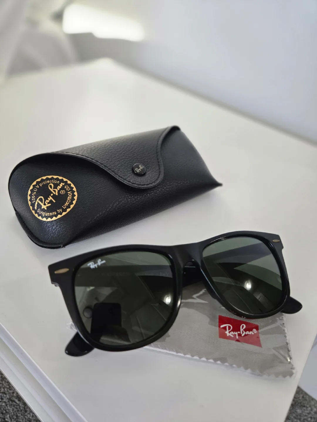 Ray-Ban Wayfarer Sunglasses with Case image indicator(4)