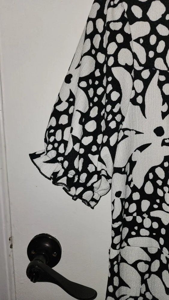 Black & White Floral Dress image indicator(4)