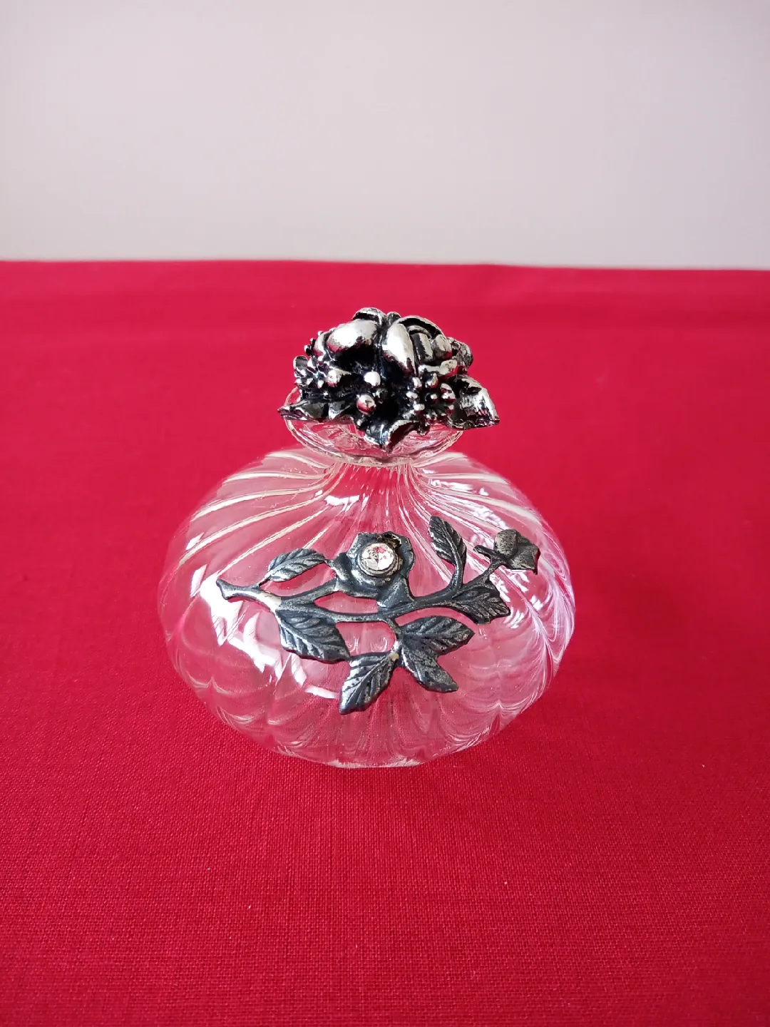 Set of 3 unique perfume bottles image indicator(4)