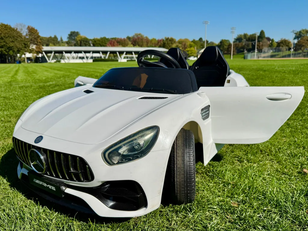 Mercedes-Benz AMG GT Kids Ride On Car - White image indicator(3)