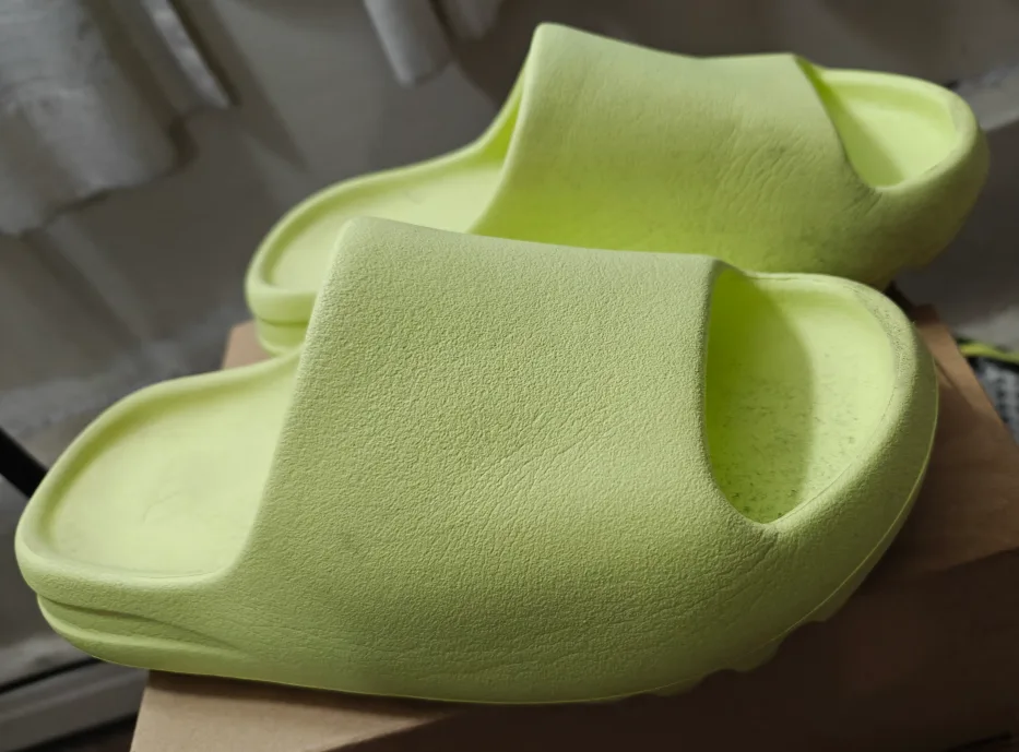Yeezy Slides - Glow Green