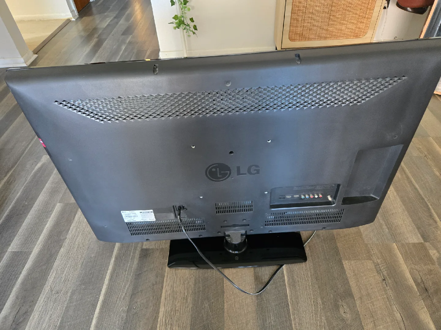 selling a 42inch LG TV + TV stand image indicator(2)