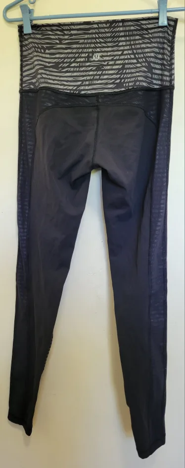 Lululemon - Black & Grey Patterned Leggings - Size 6 image indicator(2)