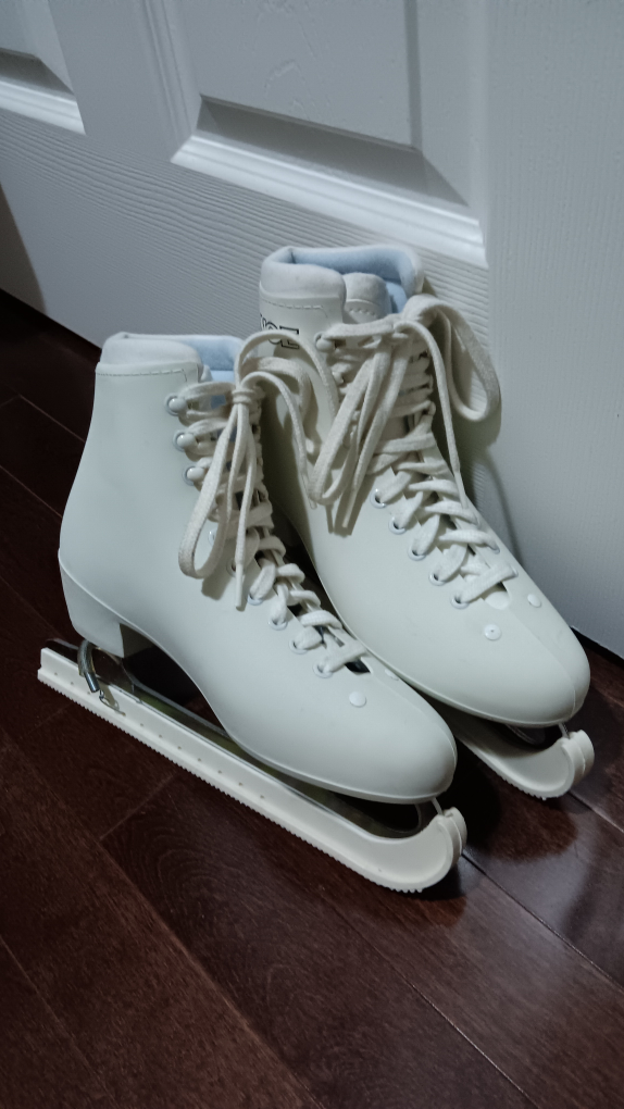 Size 6 Figure Skates in Excellent Condition