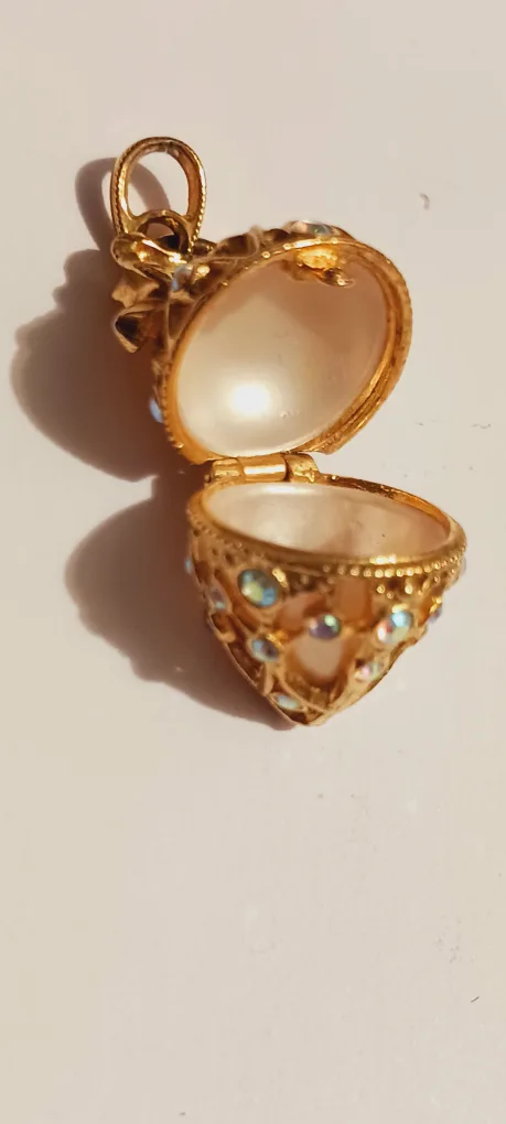 24K Gold Plated Franklin Mint Gorgeous Egg Shaped Pendant image indicator(2)