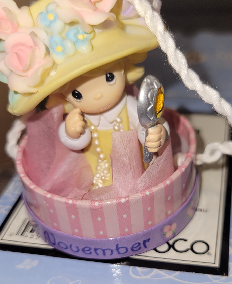 Precious Moments Avon Hatta Girl Figurine - photo 2