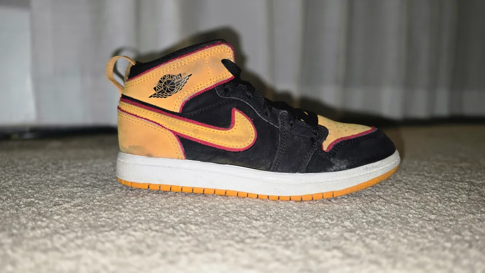 🧡MOVING SALE - Assorted kids' shoes and boots image indicator(3)