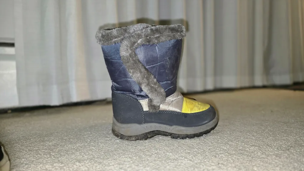 🧡MOVING SALE - Assorted kids' shoes and boots image indicator(7)