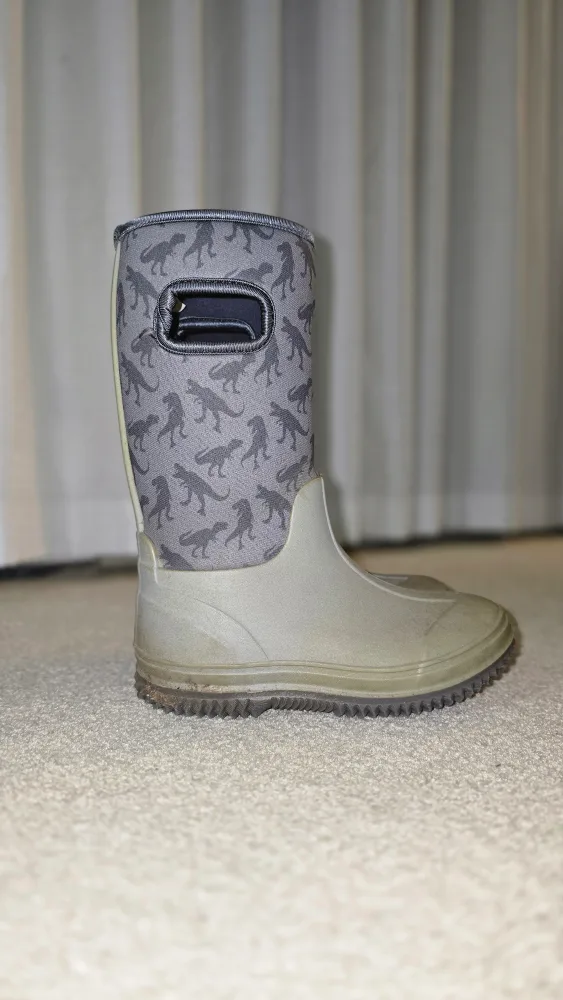 🧡MOVING SALE - Assorted kids' shoes and boots image indicator(8)