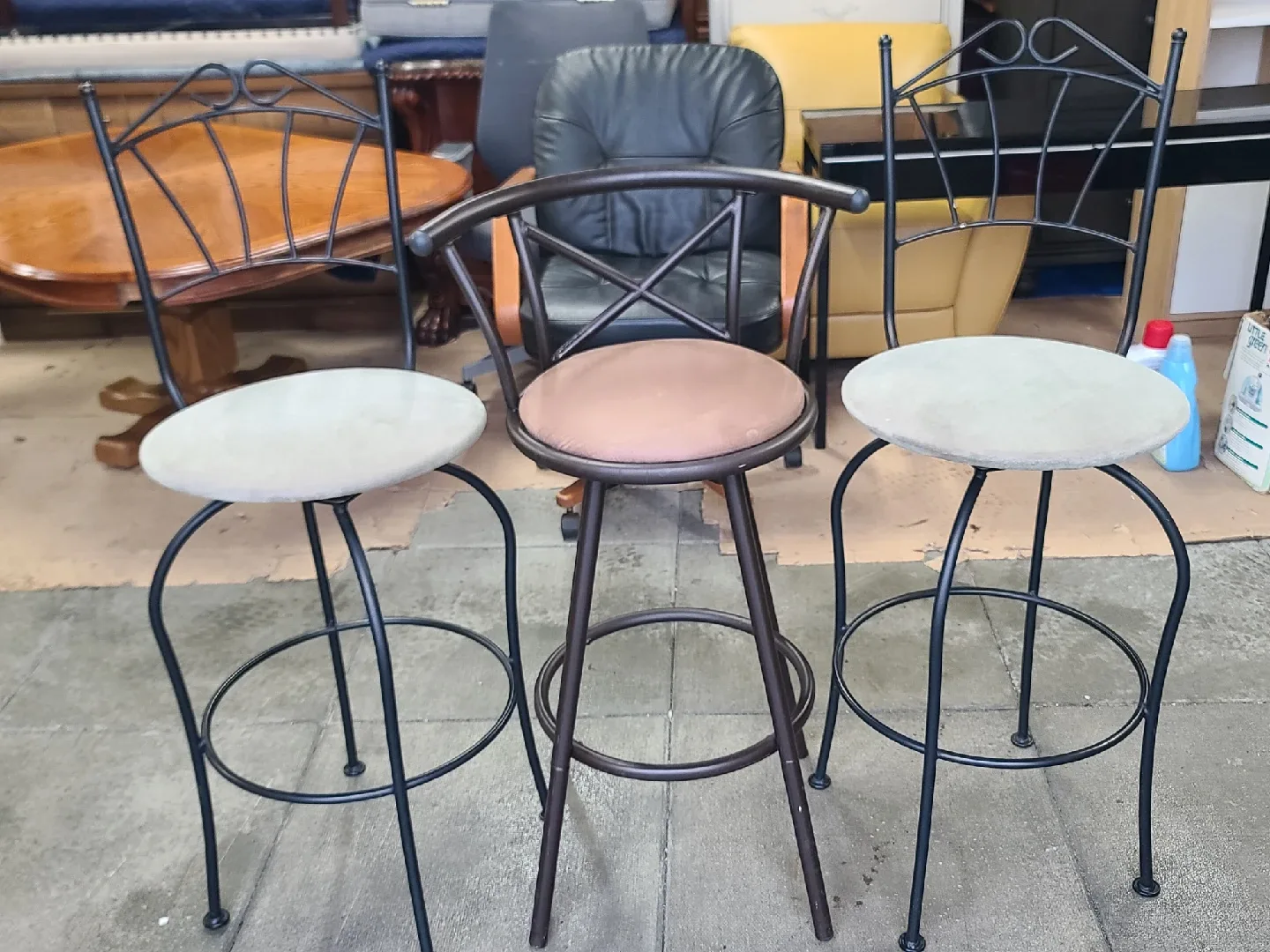 Set of 3 Bar Stools - Black Metal Frame image indicator(2)