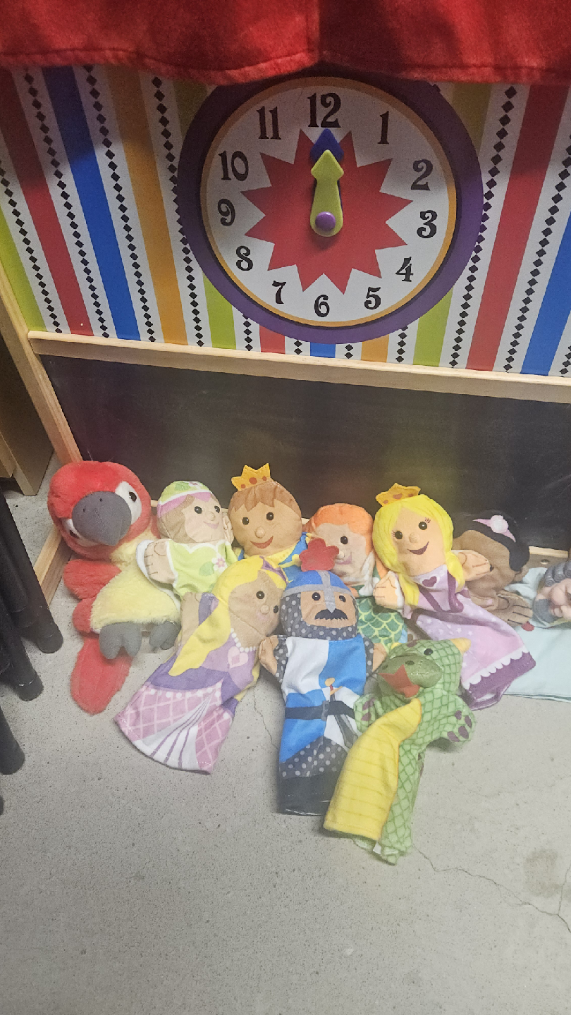 Kids' Puppet Theatre with Chalkboard and Puppets - photo 2