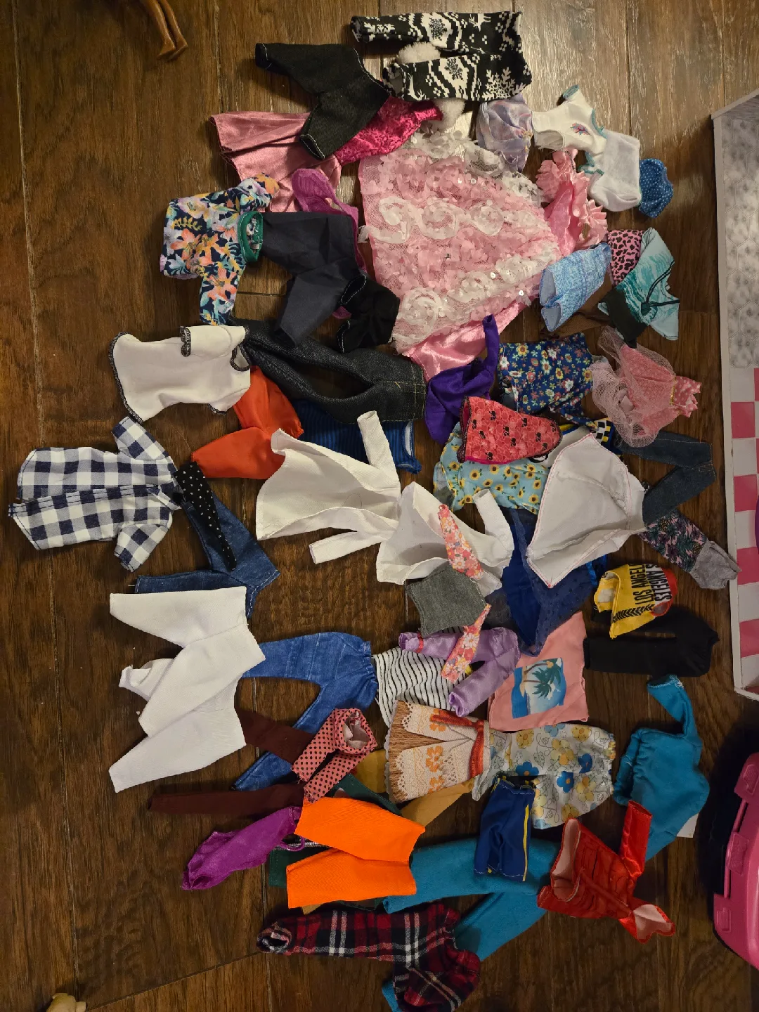 Barbie Dollhouse with Furniture & Barbies image indicator(5)