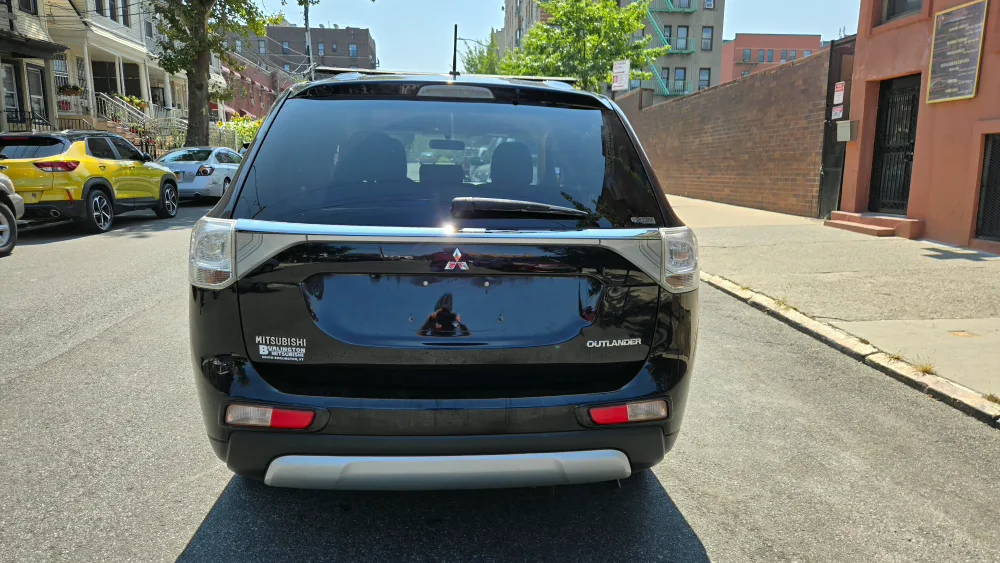 Mitsubishi Outlander SUV image indicator(3)