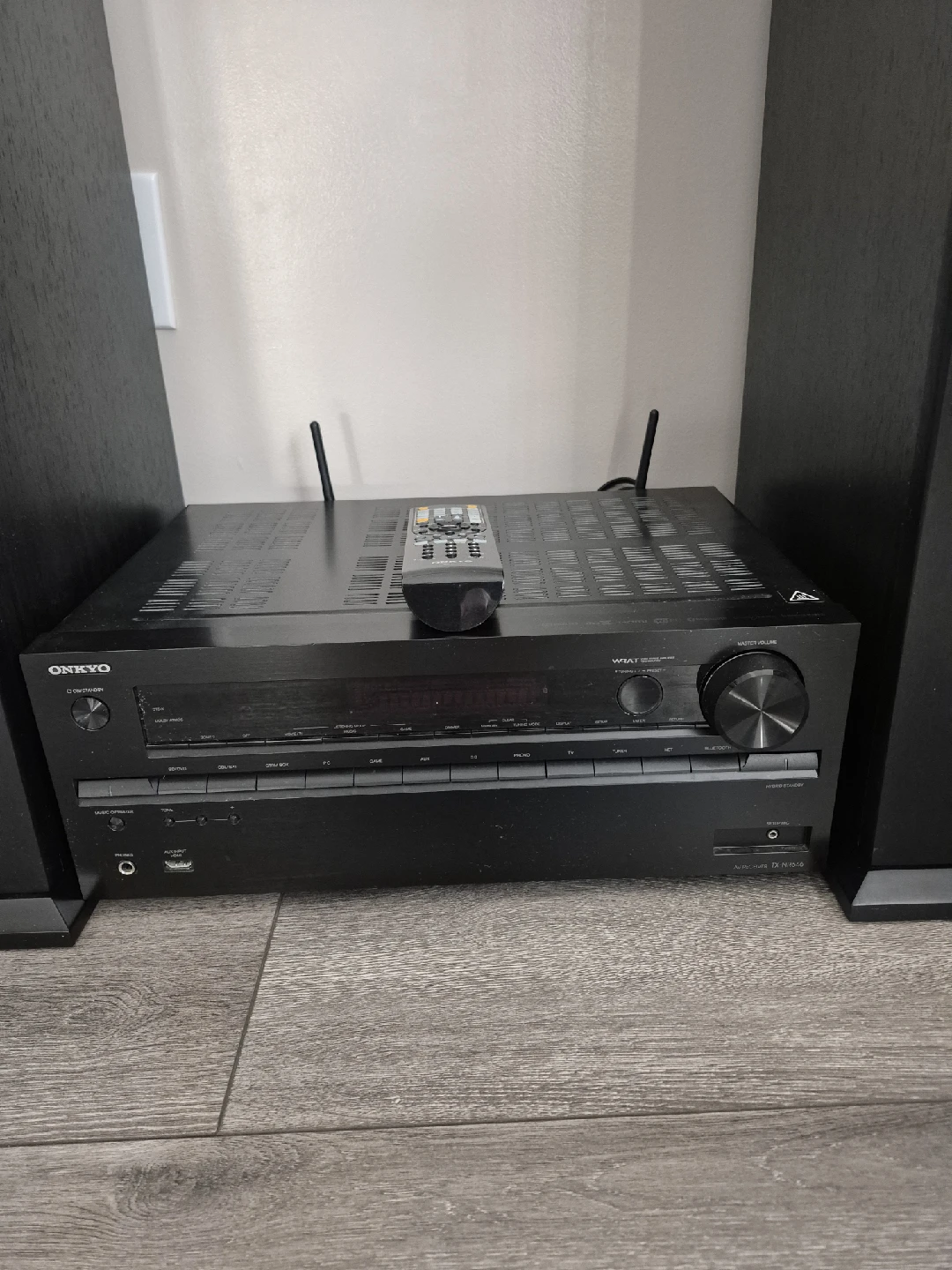 Onkyo TX-NR686 Receiver & Klipsch Speakers - photo 3