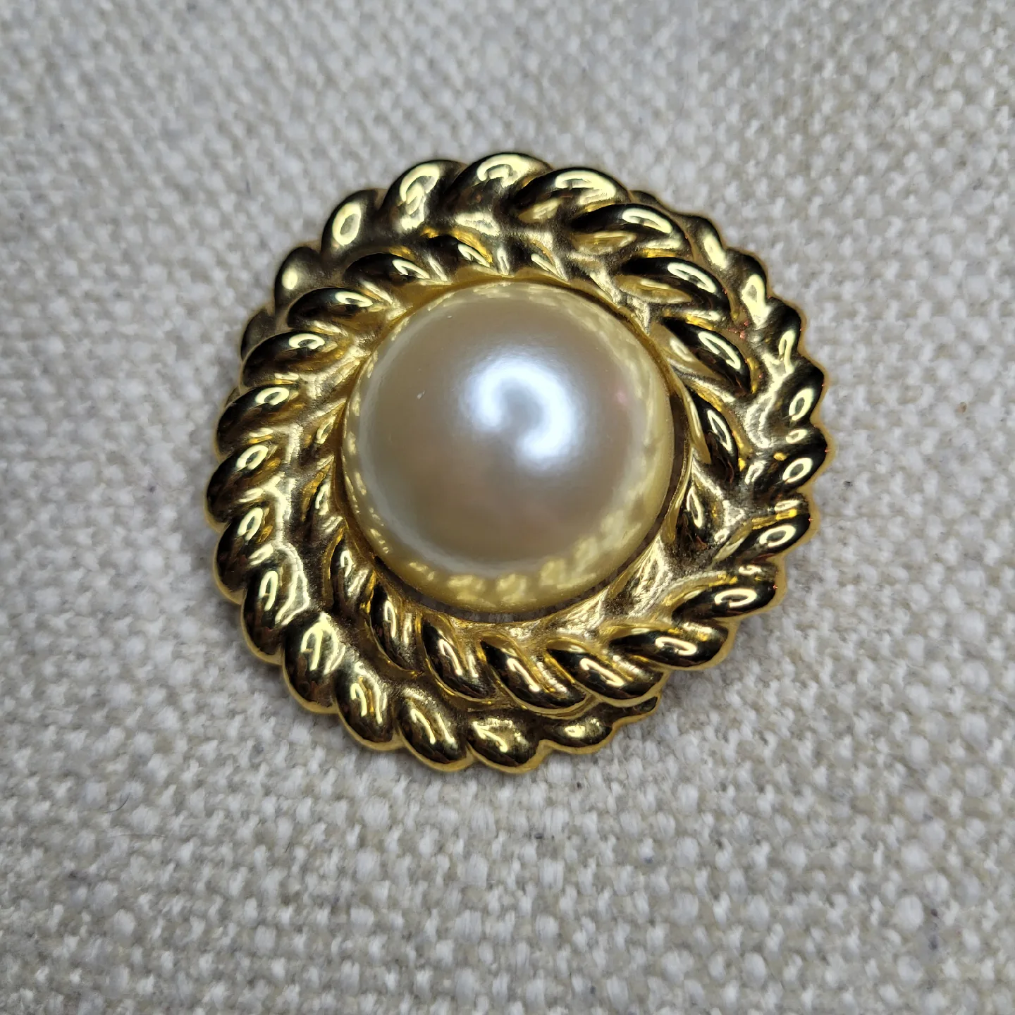 Vintage Fashion Brooch Brand New Condition image indicator(3)