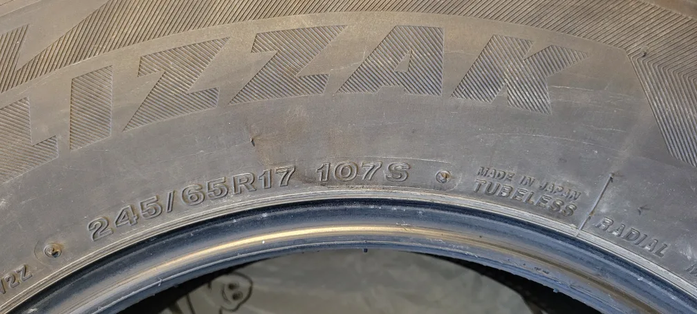 Bridgestone Blizzak Winter Tire 245/65R17 image indicator(3)