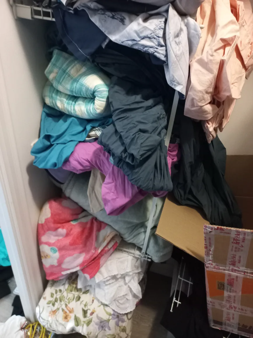 HUGE bundle of bed duvets, blanket, etc image indicator(2)