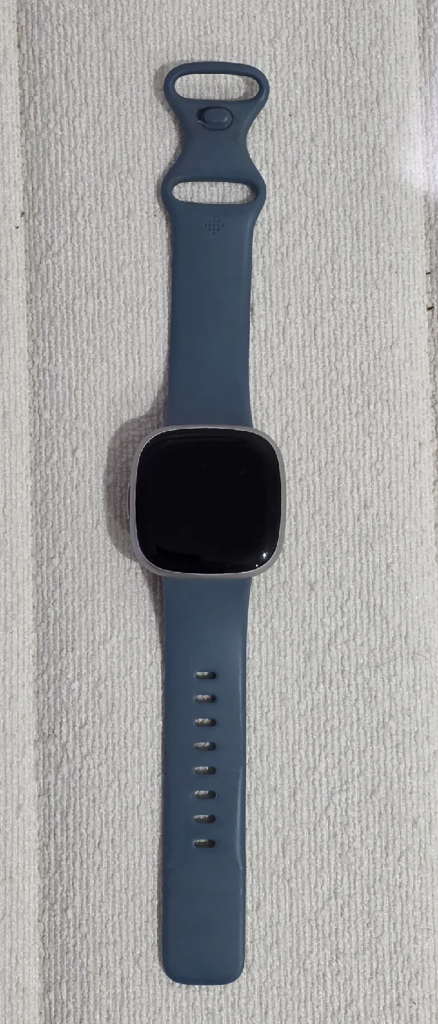 Google Fitbit Versa 4 smartwatch with extra band image indicator(2)