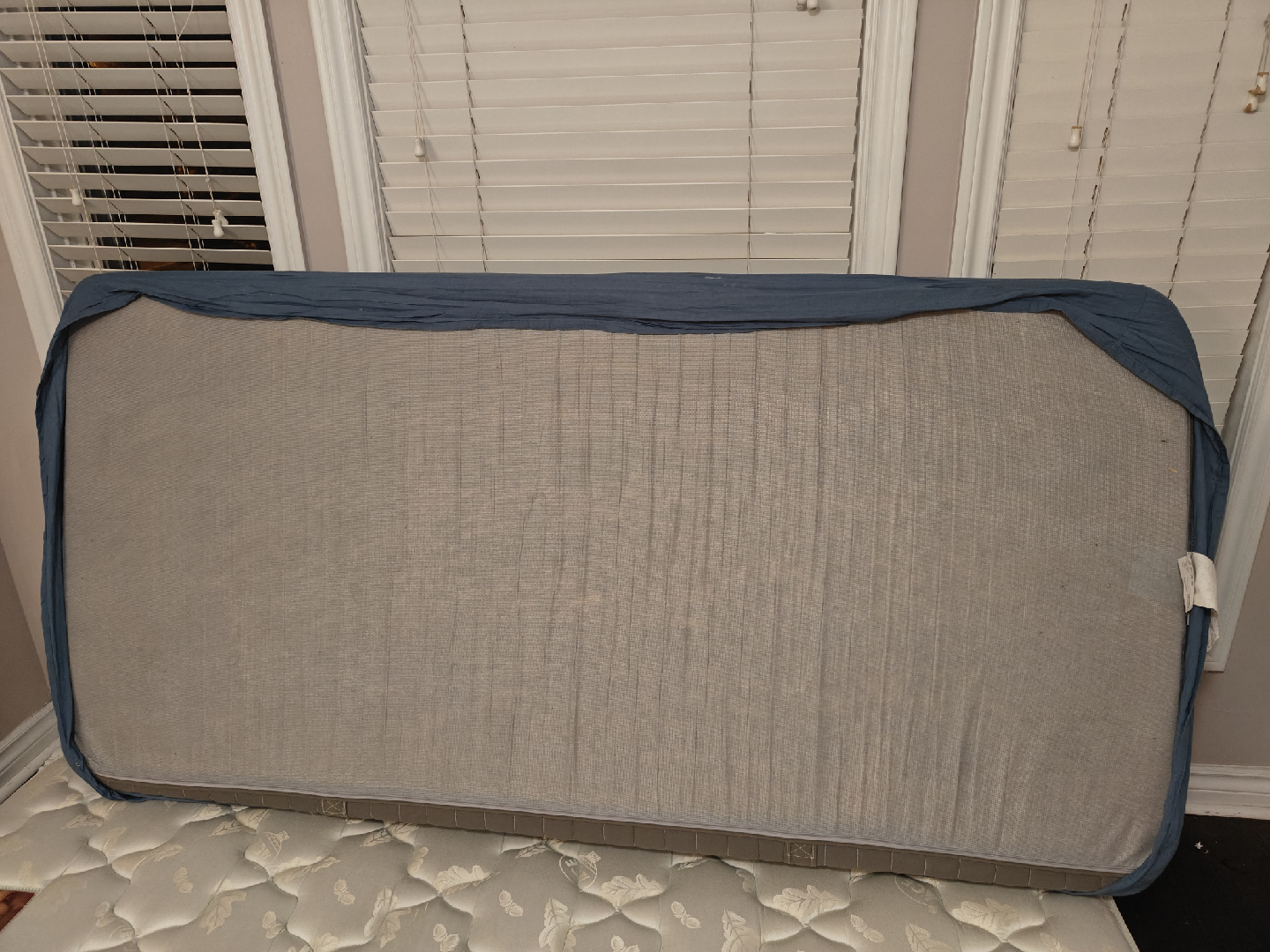 Twin Mattress with Clean cover - photo 4