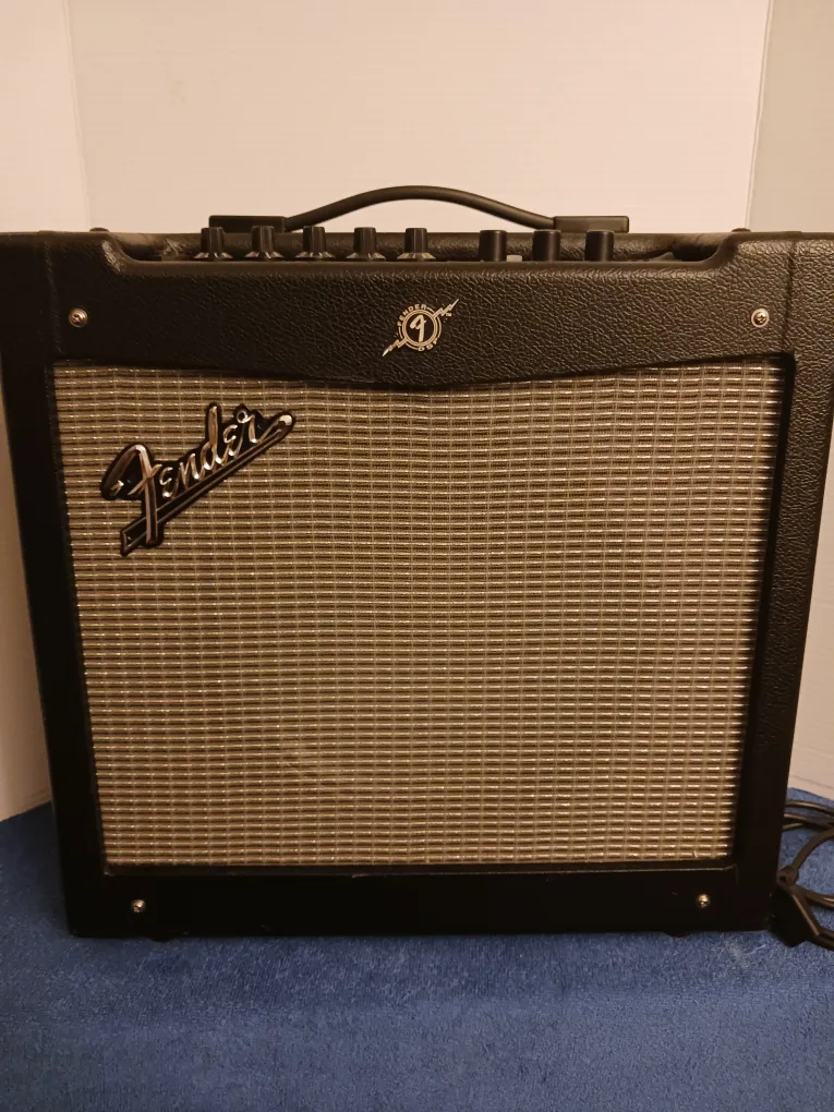 FENDER MUSTANG II , 40 WATTS AMP, GREAT CONDITION.. image indicator(2)