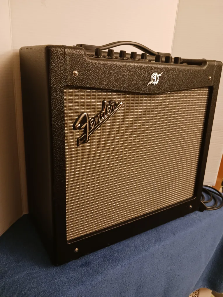 FENDER MUSTANG II , 40 WATTS AMP, GREAT CONDITION.. image indicator(3)