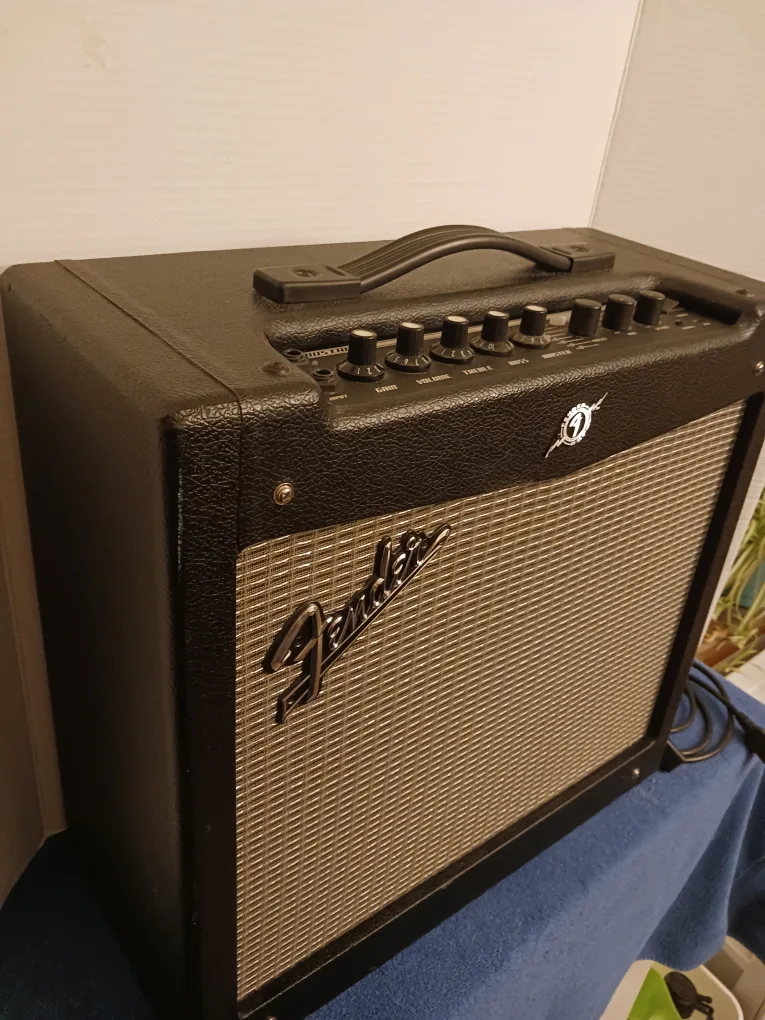 FENDER MUSTANG II , 40 WATTS AMP, GREAT CONDITION.. image indicator(4)