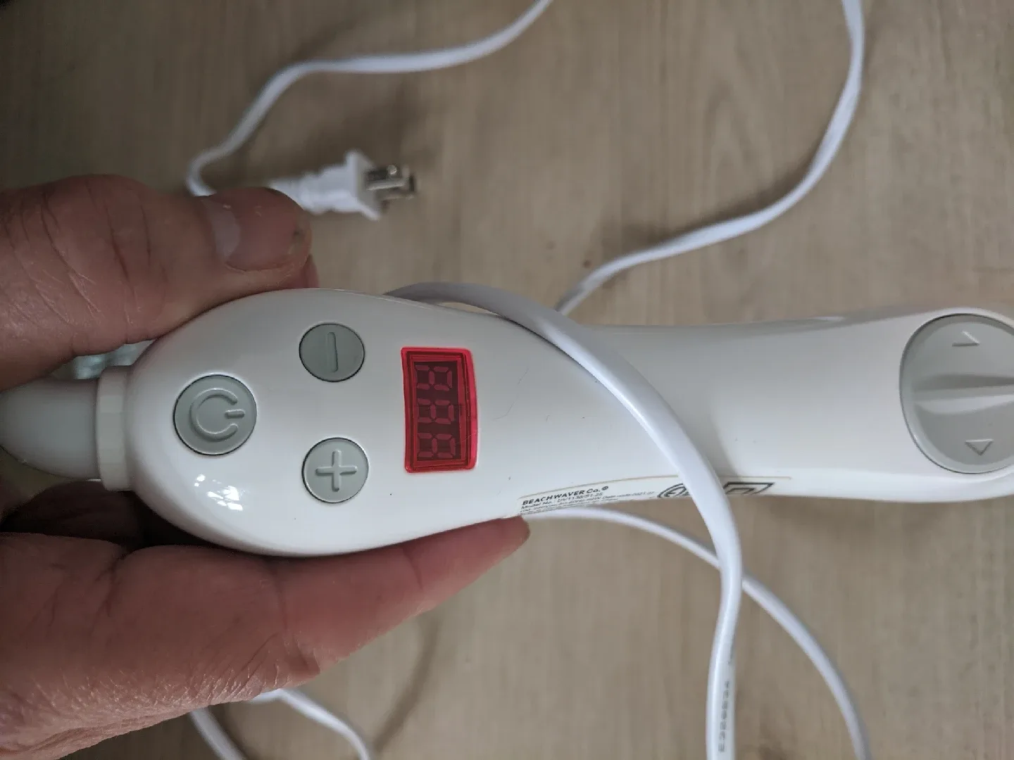 Beachwaver S1.25 Dual Voltage Curling Iron image indicator(4)