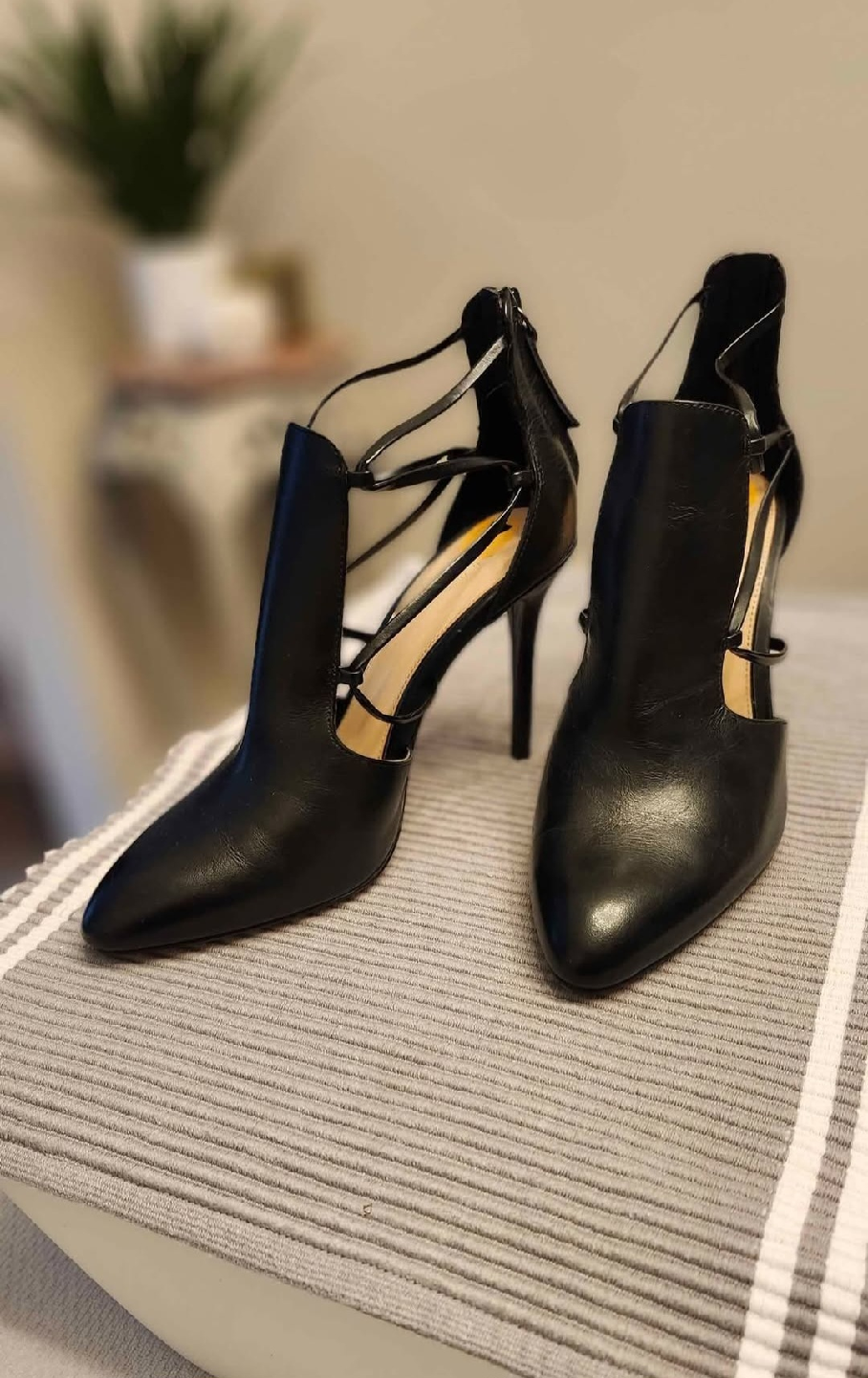Leather Cutout Heels Shootie Size 37 *NEW* PICKUP IN THORNHILL